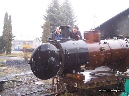 Fotografie Skalda s&nbsp;Petrem při renovaci kotle parní lokomotivy BS 80
