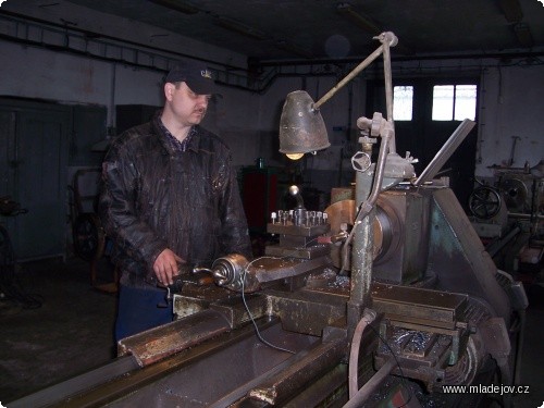 Fotografie Miloš opět po 20 letech na soustruhu vyrábí součásti na parní lokomotivu.
