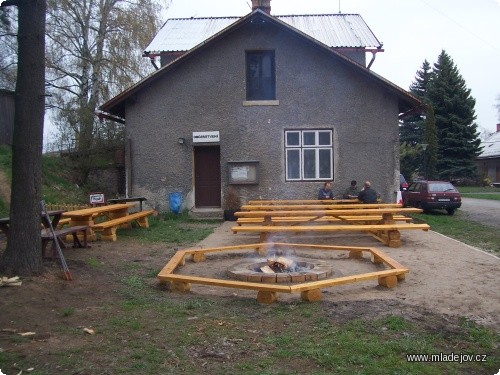 Fotografie Venkovní posezení před občerstvením doznalo příjemných změn.
