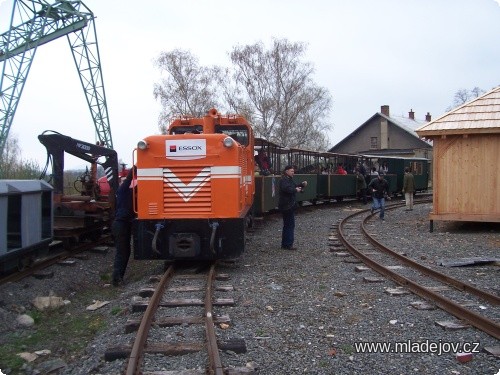 Fotografie V sobotu proběhla objednaná firemní akce spojená s&nbsp;výjezdem na trať výletním vlakem taženým motorovou lokomotivou Faur.
