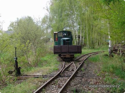 Fotografie Hurá na trať: výjezd soupravy z&nbsp;brány fabriky.
