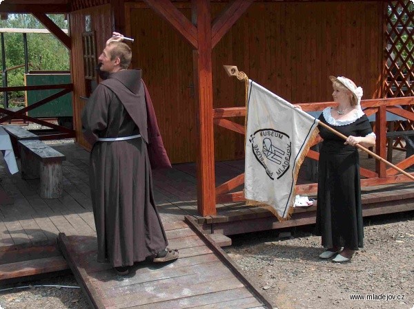 Fotografie Proběhlo vysvěcení praporu dráhy i muzea a nově postavené odjezdové čekárny.
