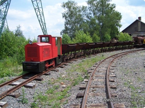 Fotografie Tahle sestava se již jen tak nevidí: MD 3 s&nbsp;výklopnými vozy
