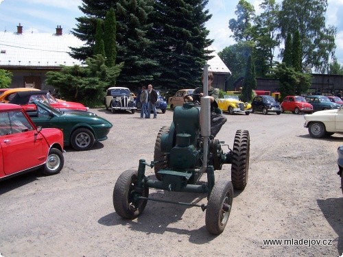 Fotografie Traktor Svoboda DK 12 při předváděcí jízdě, v&nbsp;pozadí výstava veteránů
