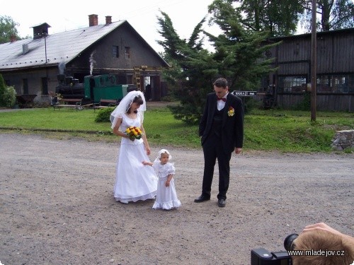 Fotografie Snoubenci Klára s&nbsp;Jirkou krátce po sobotním příjezdu do muzea
