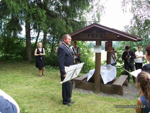 Fotografie Novomanžele oddal místostarosta Moravské Třebové JUDr. Izák
