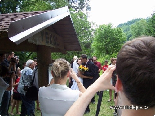 Fotografie První manželské políbení doprovázelo místo zvonů houkání parní píšťaly
