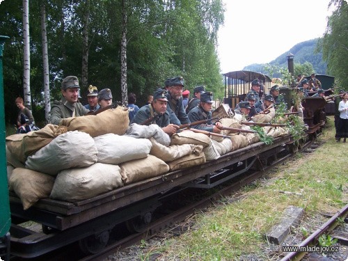 Fotografie Příprava vojska před vyjetím bitevního vlaku
