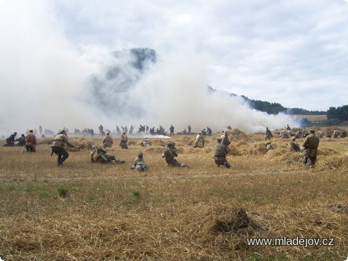 Fotografie Během chvíle pohltila vojska mračna kouře z&nbsp;hořící slámy
