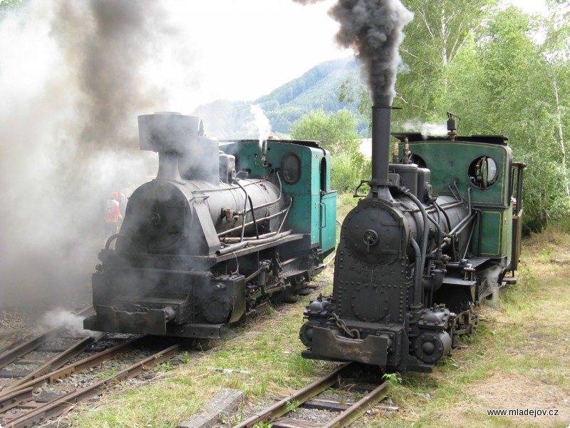 Fotografie  Mladějovské parní lokomotivy (č. 5 a č. 1) na starém nádraží
