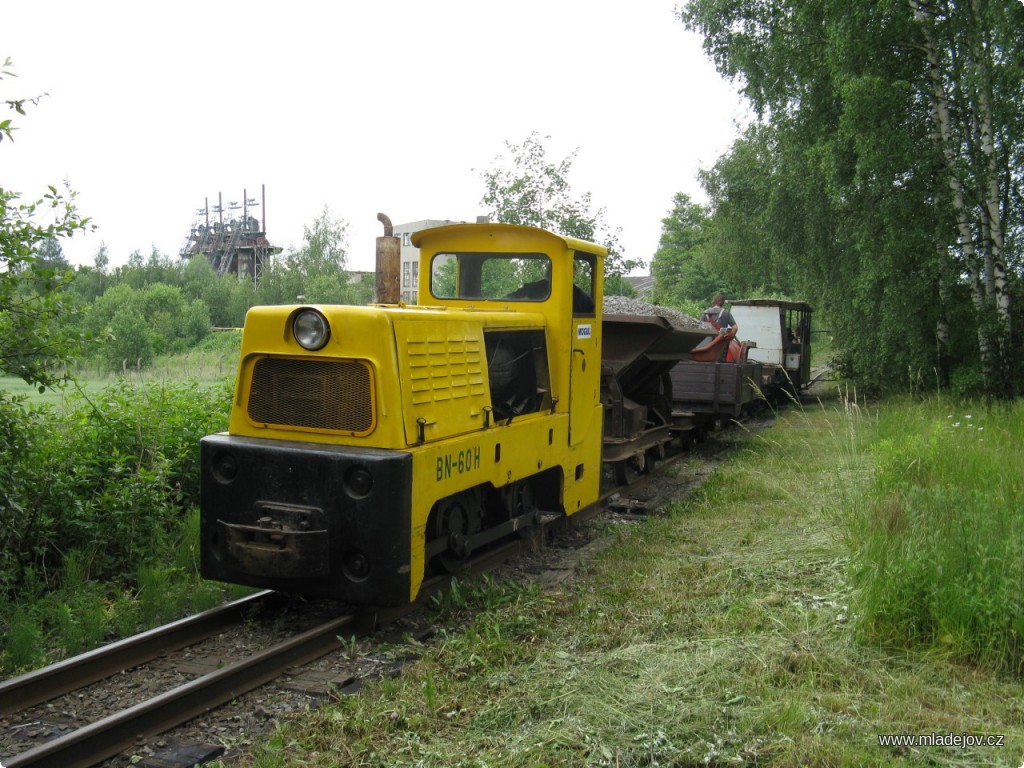 Fotografie  Výjezd pracovního vlaku na trať v&nbsp;čele s&nbsp;dieselovou lokomotivou BN-60 H