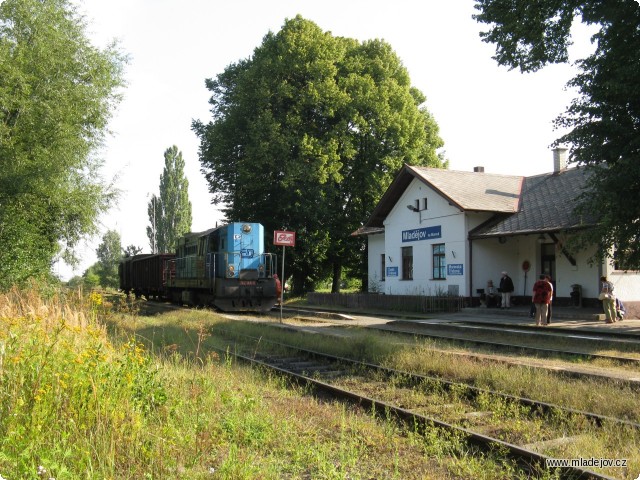 Fotografie  Příjezd vagónu na Mladějov, kde již byl netrpělivě očekáván