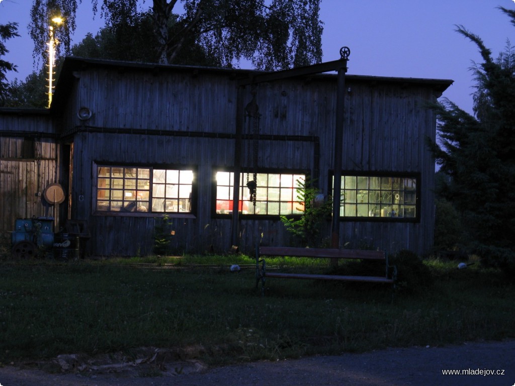 Fotografie  Na zakončení trochu večerní náladovky – práce v&nbsp;osvětlené dřevěné dílně muzea za soumraku