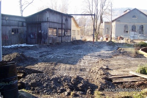 Fotografie Počasí se umoudřilo a umožnilo nám zahájit terénní úpravy u&nbsp;výtopny
