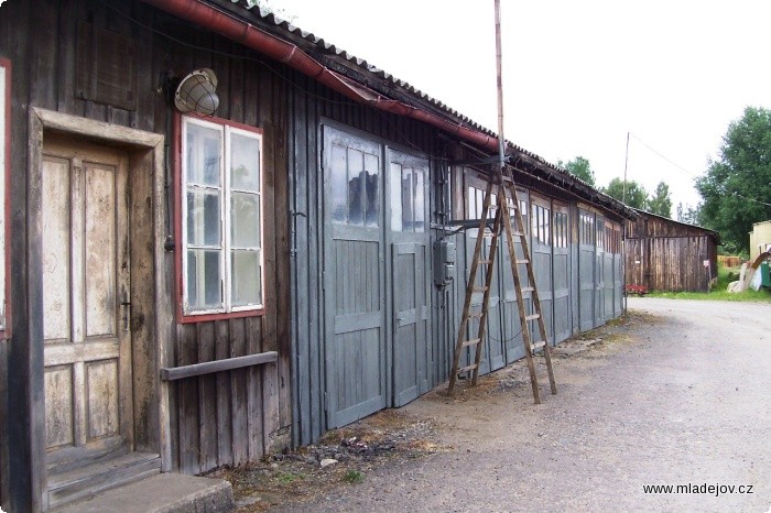 Fotografie Vrata bývalých  garáží získávají nový vzhled
