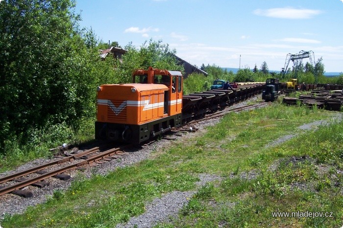 Fotografie Na trať vyjel nákladní vlak tažený motorovou lokomotivou Faur L 18 H
