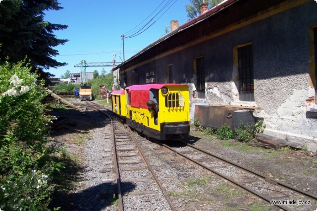 Fotografie Malí i velcí se rádi projeli v&nbsp;důlním autobuse s&nbsp;lokomotivou DH 70 D
