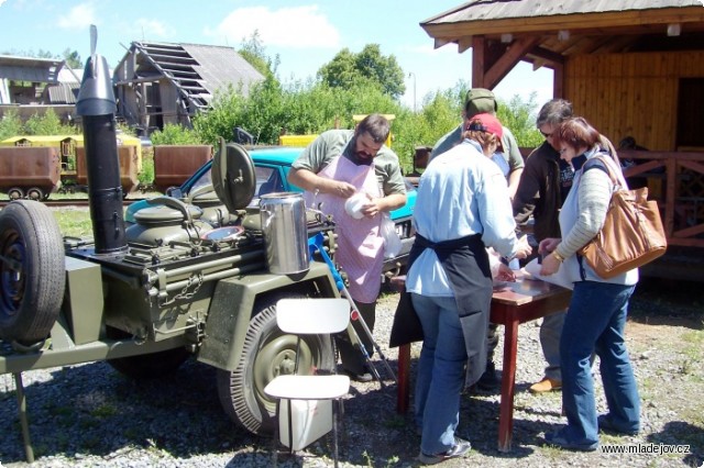 Fotografie Veterán klub z&nbsp;Konice si dovezl i svoji polní kuchyň
