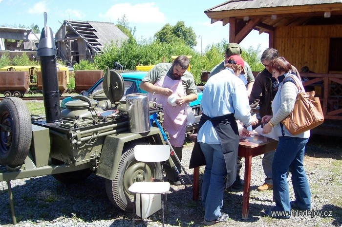 Fotografie Veterán klub z&nbsp;Konice si dovezl i svoji polní kuchyň
