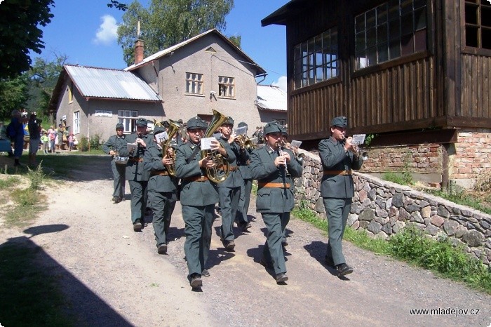 Fotografie Pochodující vojska do vesnice k&nbsp;památníku padlých ve světové válce
