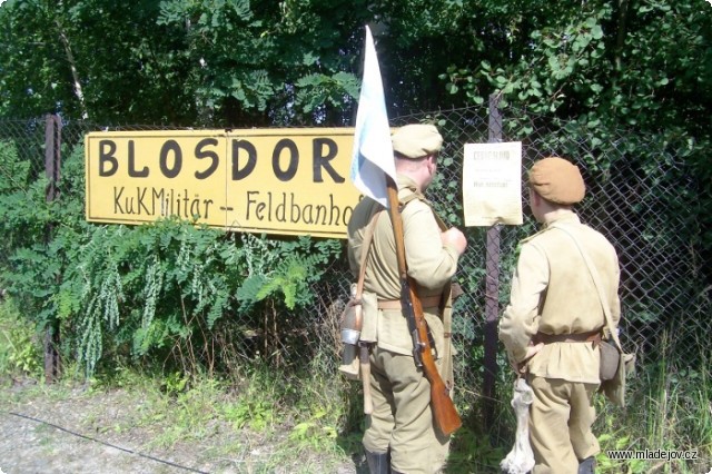 Fotografie Vojáci při čtení pamfletu „Mým národům“
