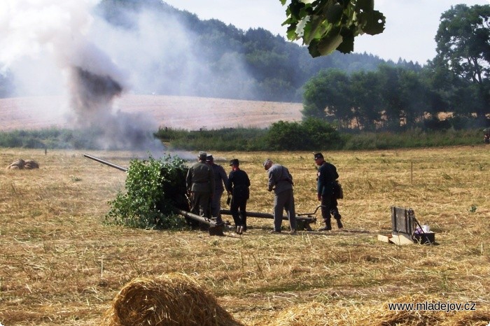 Fotografie Rakušané za  pomoci dělostřelectva dobyli své pozice zpět
