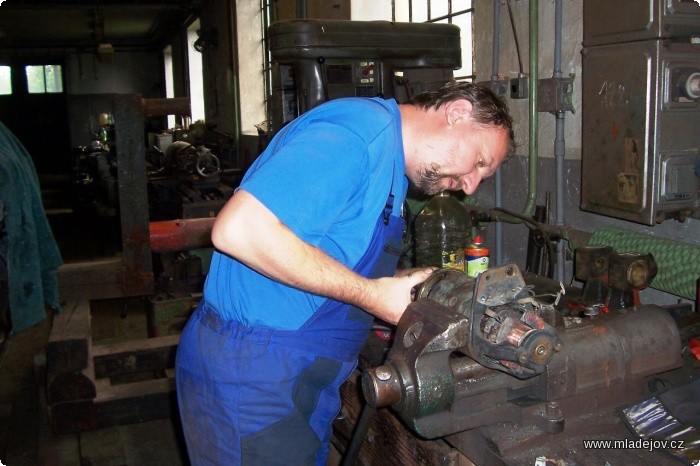 Fotografie Petr v&nbsp;dílně při opravě startéru motorové lokomotivy
