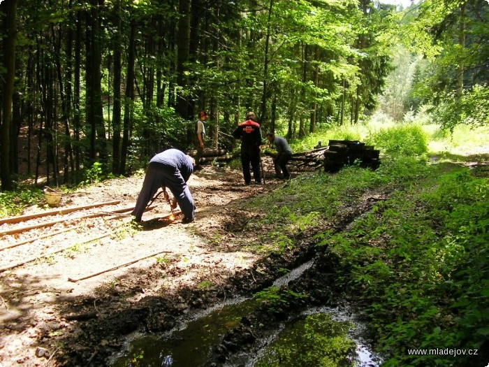 Fotografie Nutná úprava terénu před jejím položením
