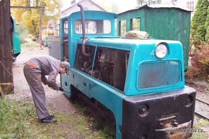 Fotografie Vitamín při přípravě motorové lokomotivy BN-60 H na výjezd
