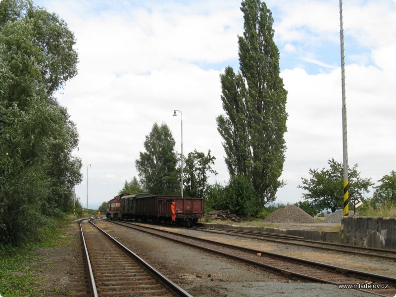 Fotografie Vozy plné pražců přivážela společnost ČD Cargo do Mladějova na dvakrát, pokaždé jeden čtyřnápravový a jeden dvounápravový.
