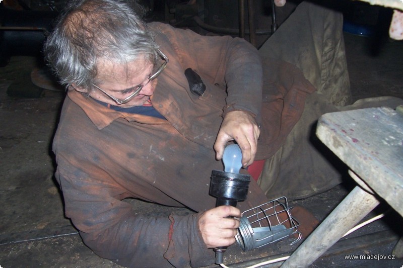 Fotografie K pecní trubkovnici, na rozdíl od dýmniční, jsou trubky přivařeny. Sváry je třeba pečlivě odbrousit. Pracoviště v&nbsp;peci je bohužel přístupné pouze plazmo a s&nbsp;přenosným světlem v&nbsp;ruce.     
