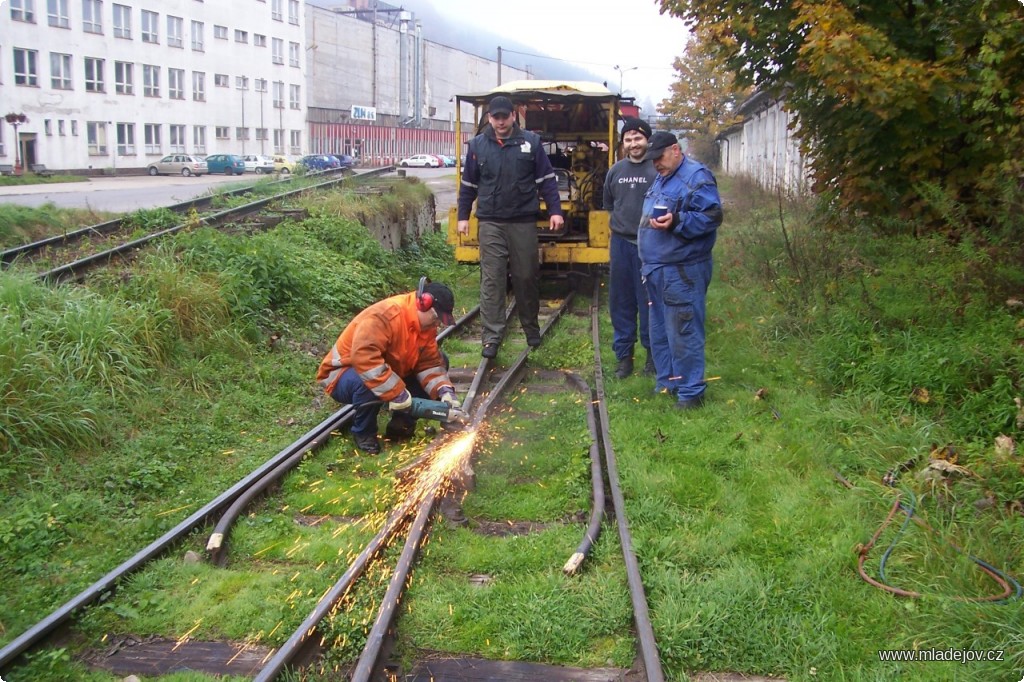 Fotografie Slovenská Čiernohronská železnica ještě jednou a technologický postup opravy srdcovek v&nbsp;kostce: Nahřát – vyvařit – obrousit.                   
