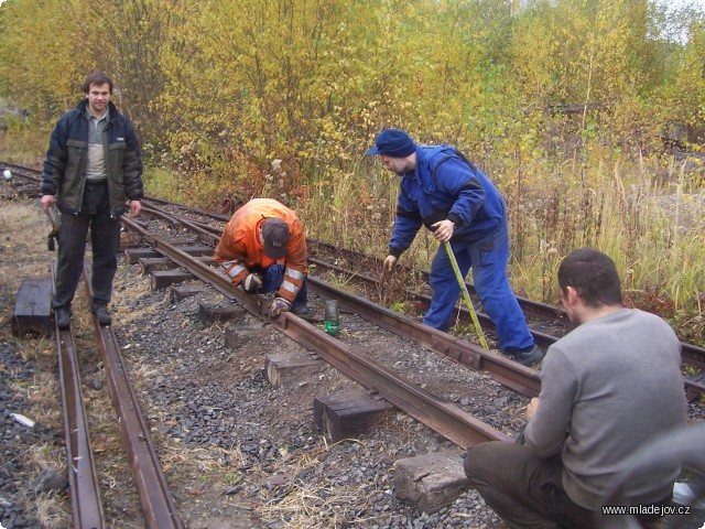 Fotografie Stykování kolejnicových prutů po opravě 3. koleje mladějovského osobního nádraží.
