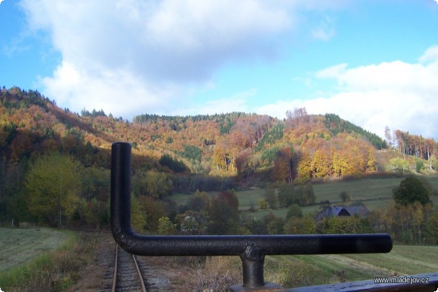 Fotografie A podzimním pohledem na barevné úbočí Hřebečského hřbetu od brzdy posledního vozu toto album uzavíráme.               
