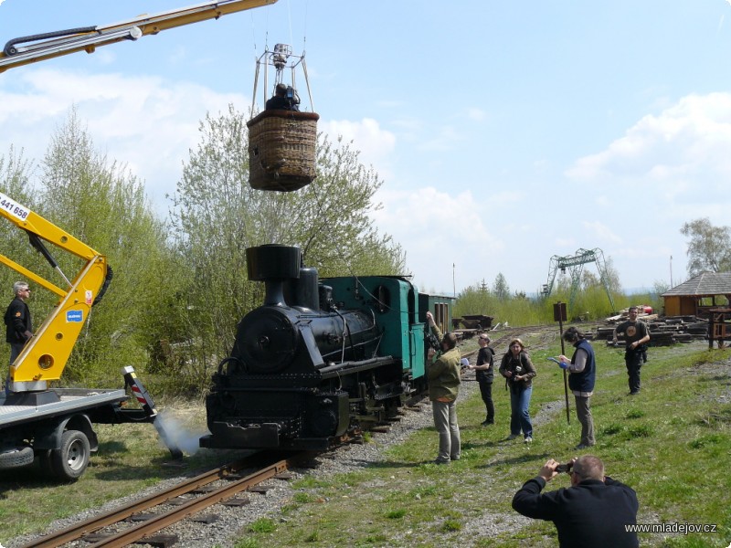 Fotografie Průjezd Pětky pod balonem
