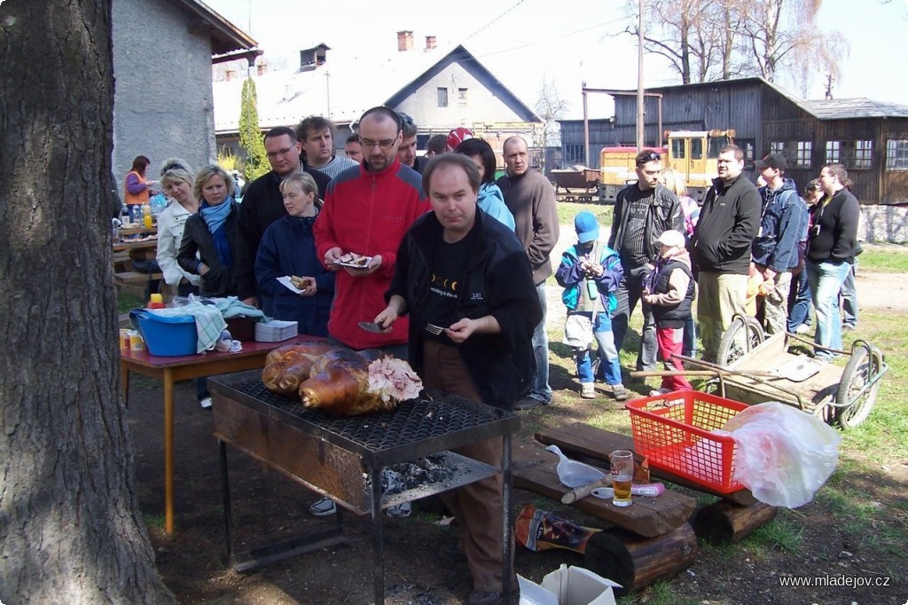 Fotografie Firemní akce pokračovala v&nbsp;Mladějově grilováním... 
