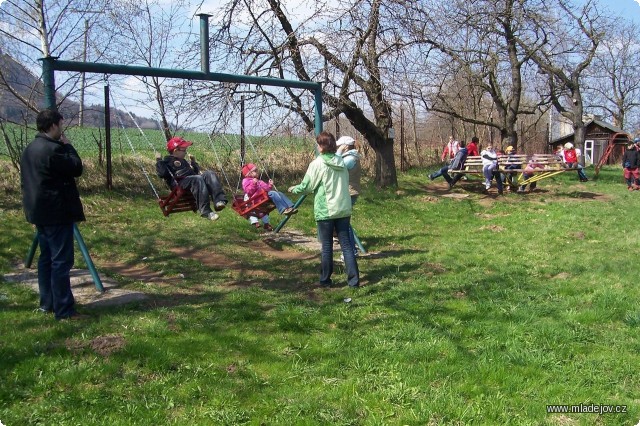 Fotografie Nejmenší z&nbsp;návštěvníků využili dětské hřiště nad kavárnou.
