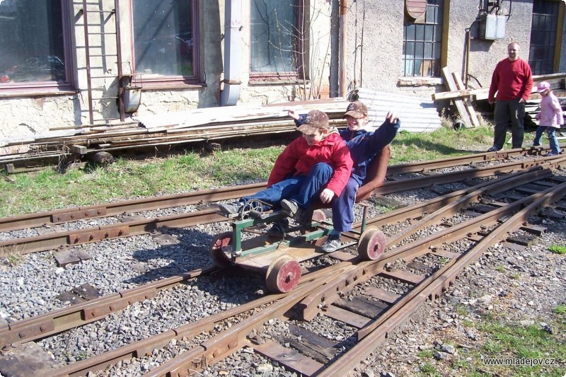 Fotografie Kluci neskrývali radost z&nbsp;možnosti projet se na šlapací drezínce.
