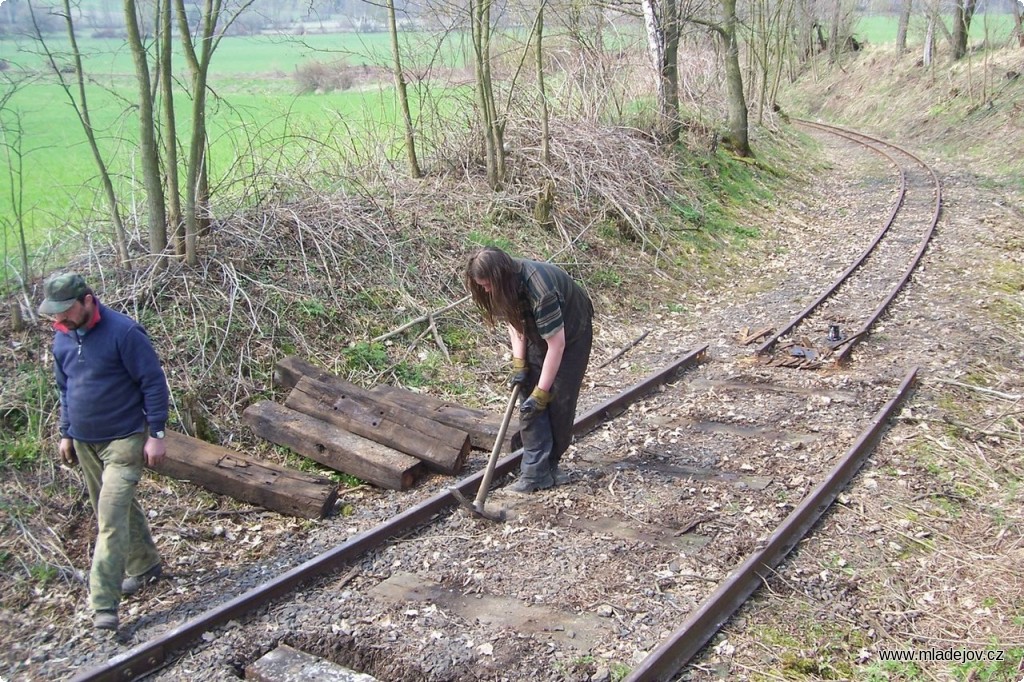 Fotografie Kompletní výměna pražců v&nbsp;oblouku nad Mladějovem pokračuje.  
