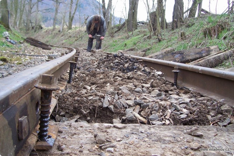 Fotografie A na konec detailní pohled na upevnění a upevňování kolejnic na nové pražce. 
