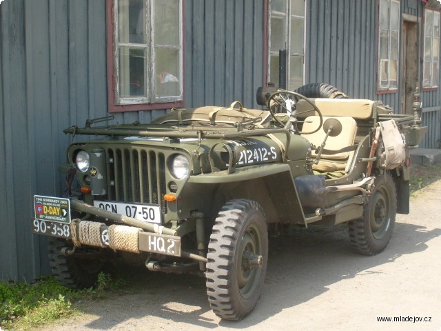 Fotografie Mezi veterány bylo i několik amerických armádních vozů.