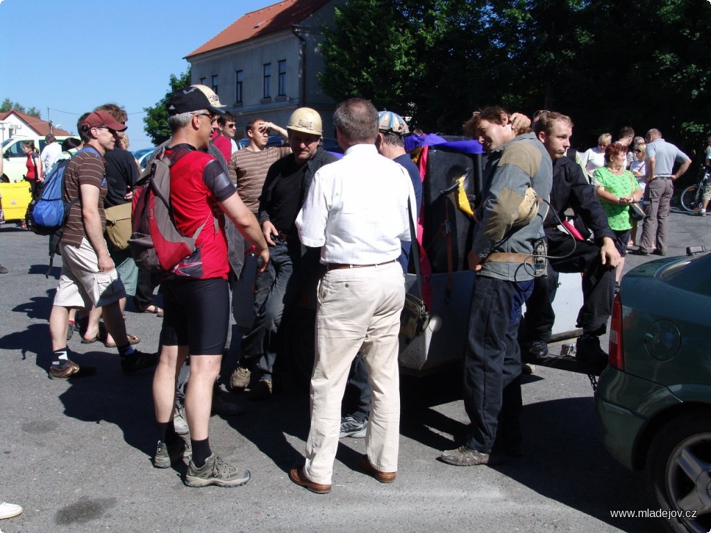 Fotografie Na žádné velké slávě nemohou chybět krojované družiny a alegorické vozy... poslední horníci z&nbsp;dolu Březinka u&nbsp;slavnostně vyzdobeného huntu.