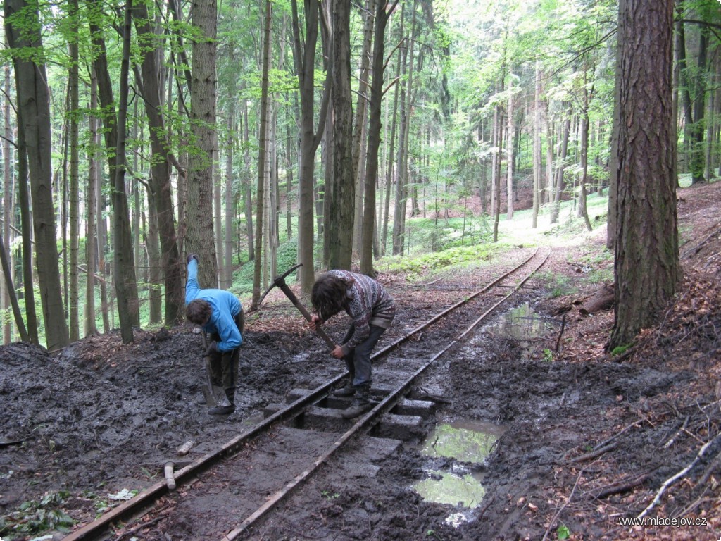 Fotografie I přes provizorní odklon potůčku byla stavba propustku prací poněkud blátivou.
