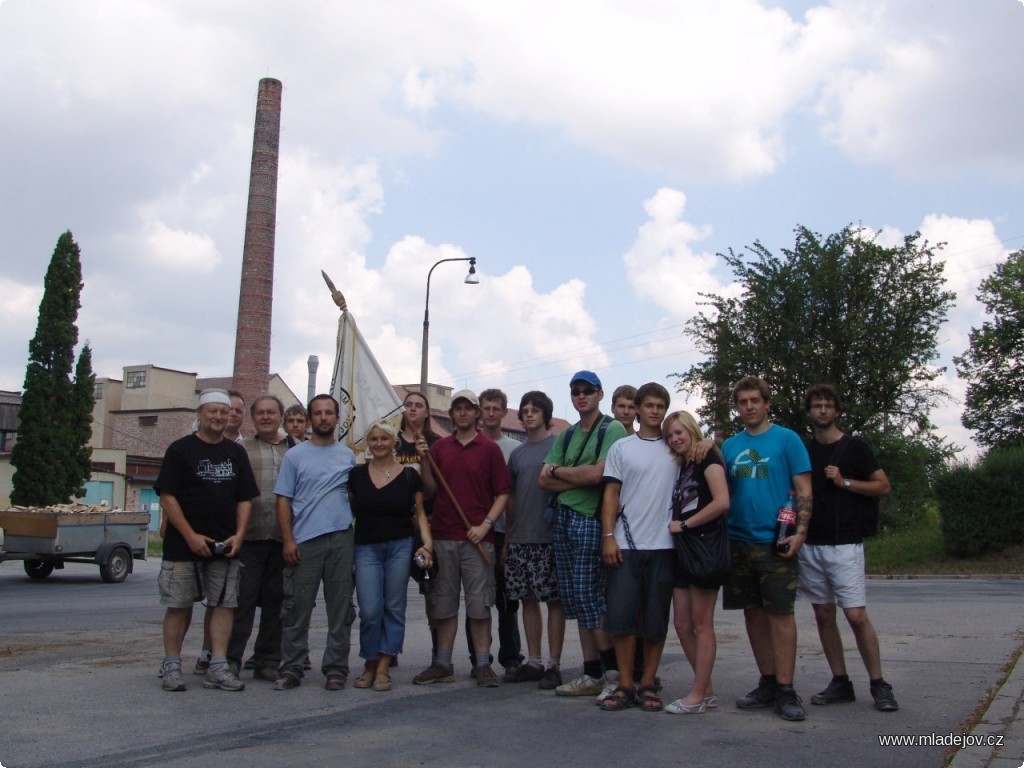 Fotografie Skupinová fotografie z&nbsp;exkurze do velkoopatovické šamotky. Zleva Pavel, Petr, Luba, Tomáš, Marek, Eva, Skalda, Luboš s&nbsp;vlajkou, náš průvodce šamotovým závodem pan Ing. Kovář, Radek, Martin, Michal, Miloš ml. s&nbsp;doprovodem, Jirka s&nbsp;CocaColou a Jarda.  
