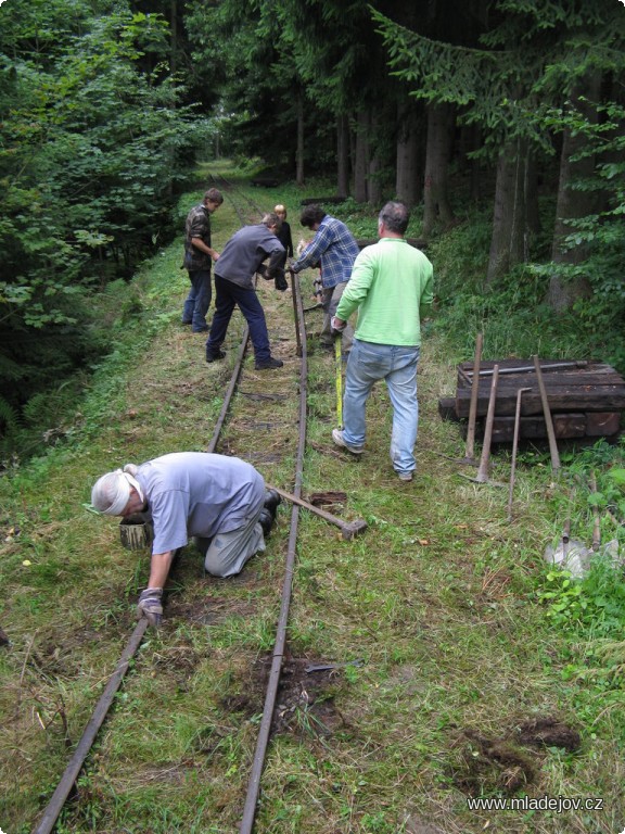 Fotografie V pondělí byla na programu kompletní výměna dožilých pražců pod Strážným vrchem, na začátku úseku se svrškem 93/18.
