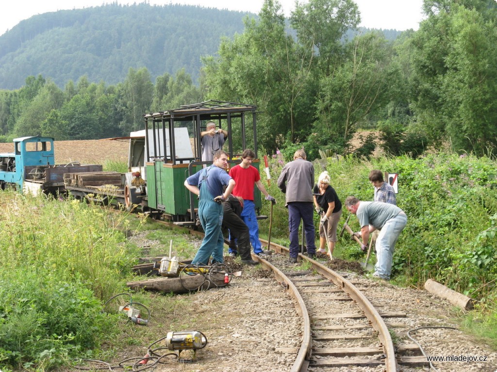 Fotografie V úterý pokračovala brigáda výměnou pražců nad Mladějovem a podbíjením v&nbsp;neděli opravovaného oblouku.
