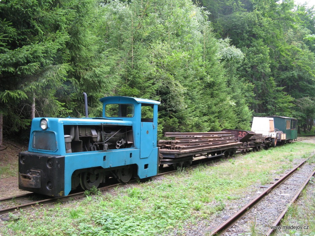 Fotografie Páteční pracovní vlak vedený lokomotivou BN-60 H s&nbsp;nákladem kolejnic a drobného kolejiva směřuje na staveniště v&nbsp;km 10.
