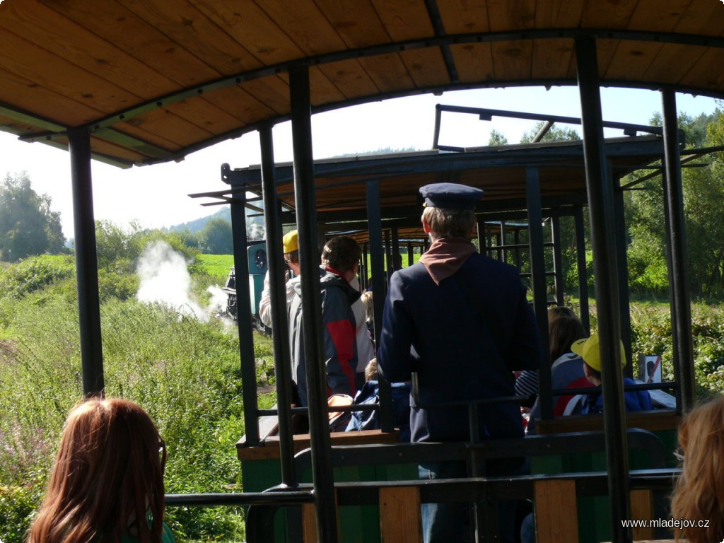 Fotografie Ač je kombinace skautského šátku a drážní uniformy poměrně neobvyklá, přihlásili se takto někteří z&nbsp;řad dobrovolníků MPD ke své příslušnosti ke skautům.