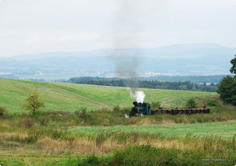 Fotografie Lokomotiva Krauss-Linz č. 5 v&nbsp;čele nákladního vlaku nad výjezdem z&nbsp;Mladějova.