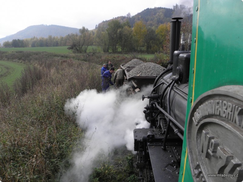 Fotografie Na konci října došlo k&nbsp;doštěrkování trati po opravách v&nbsp;loňském i letošním roce. Pro své jízdní vlastnosti a ovladatelnost vedla pracovní vlaky se štěrkem parní lokomotiva č. 1.